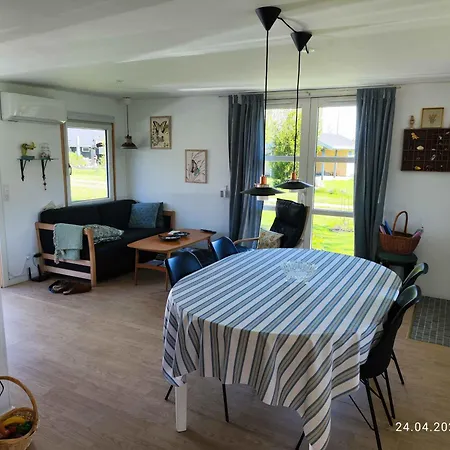 Cozy Little Summerhouse In Quiet Area Vakantiehuis